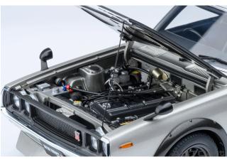 NISSAN SKYLINE 2000 GT-R (KPGC110) TUNED VERSION „CARBON BLACK BONNET“ silber AUTOart 1:18 Composite